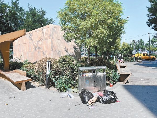证券配资开户网 街头新建成的口袋公园管理不到位  美丽的“绿岛”变成脏“口袋”